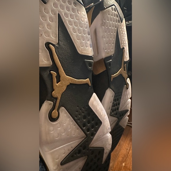 Athletic_Shoes